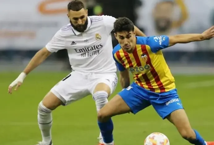 كريم بنزيمة إلى اتفاق شفهي مع فريقه ريال مدريد بشأن عقد جديد