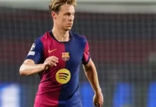 لاعب خط وسط برشلونة فرينكي دي يونج