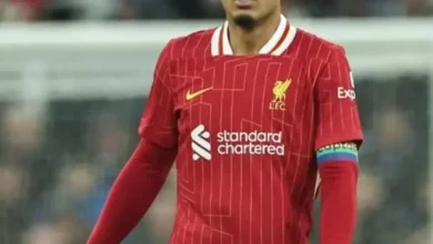 فيرجيل فان دايك يجعل مستقبله غامضا مع ليفربول