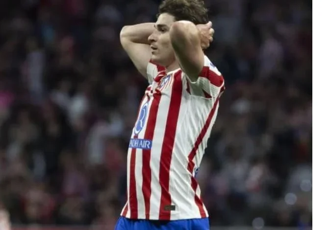 صفقات برشلونة 2026 : جوليان ألفاريز يفضل برشلونة
